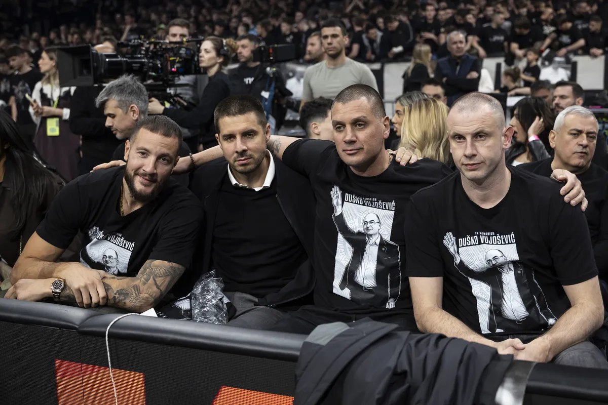 FOTO Partizanove legende na oproštaju od Duška Vujoševića