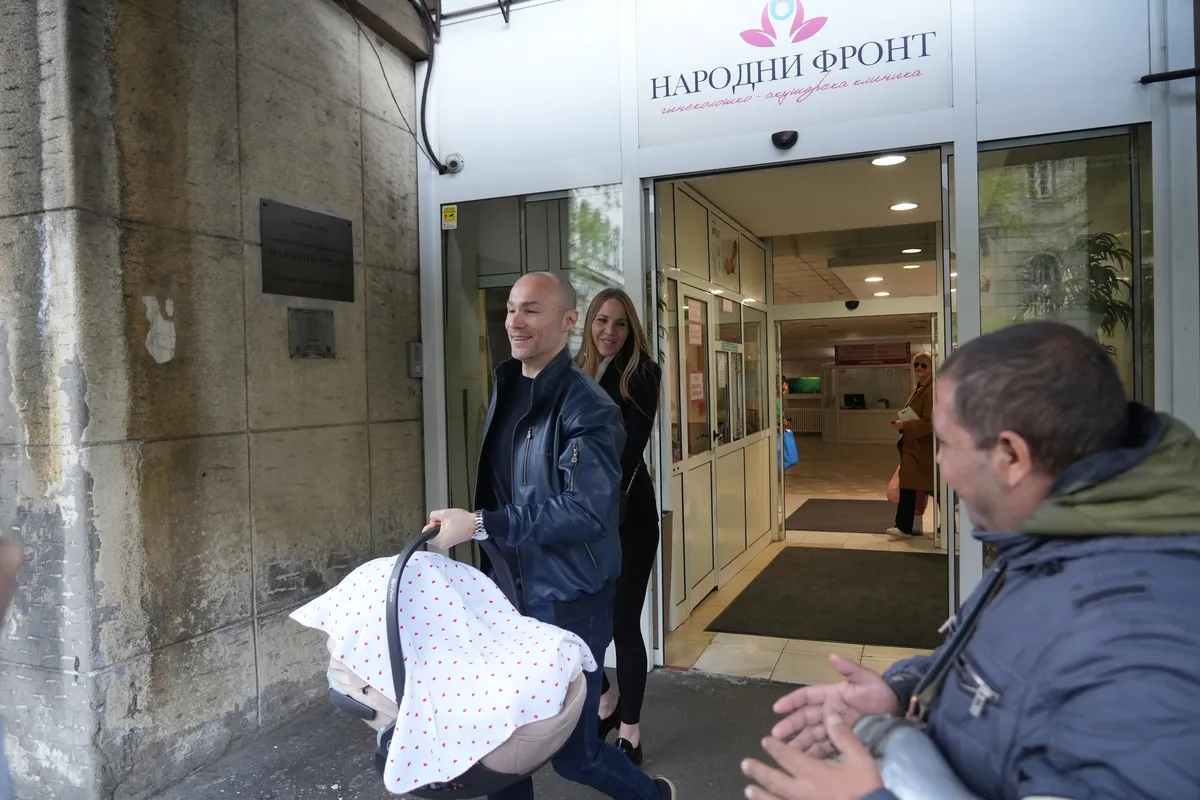 Okitio muzičare ispred Narodnog fronta: Aca Sofronijević izveo ženu i ćerku iz porodilišta (FOTO)