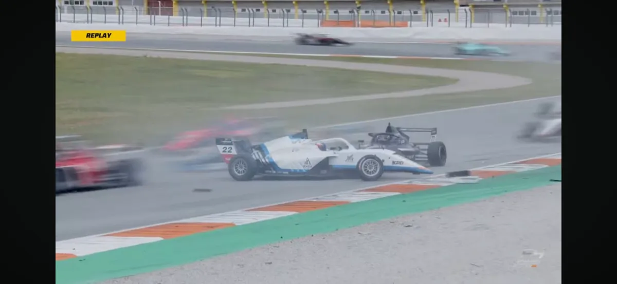 Stravičan sudar u Valensiji u F4: Petrović zaustavljen u haosu na startu