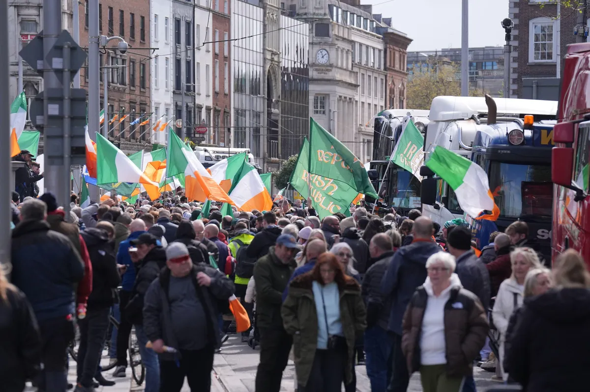 VIDEO Haos u Irskoj: Trećina pumpi bez goriva, blokirani putevi i kolone cisterni pod policijskom pratnjom
