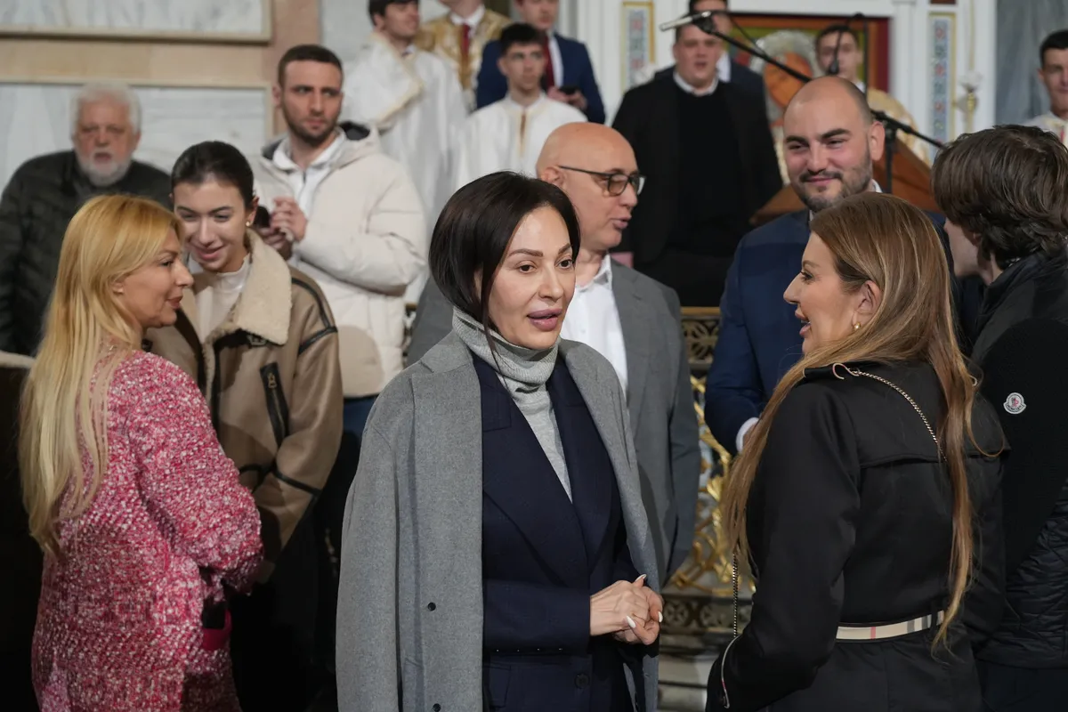 Poznati na ponoćnoj liturgiji u Hramu Svetog Save: Dočekali Vaskrs sa vernicima (FOTO)