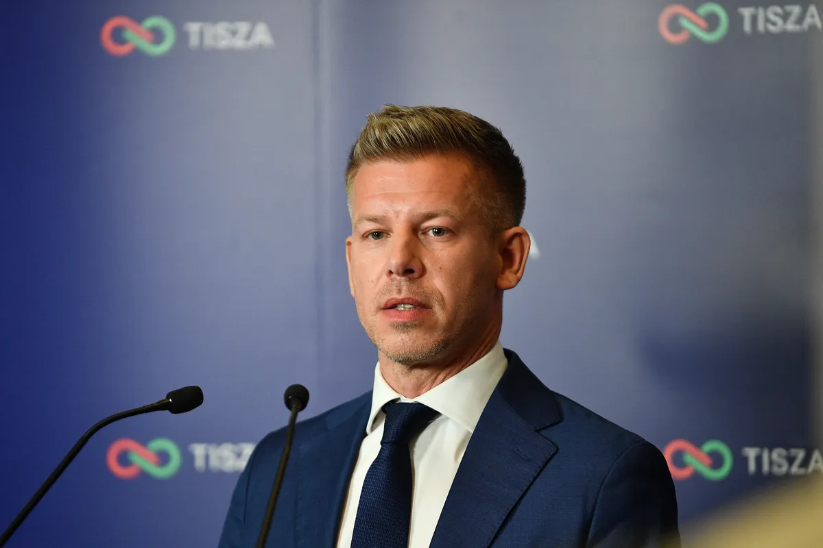 Peter Mađar je položio cveće za 16 žrtava pada nadstrešnice: Evo šta je rekao o protestima, jedinstvu opozicije, Vučiću i korupciji