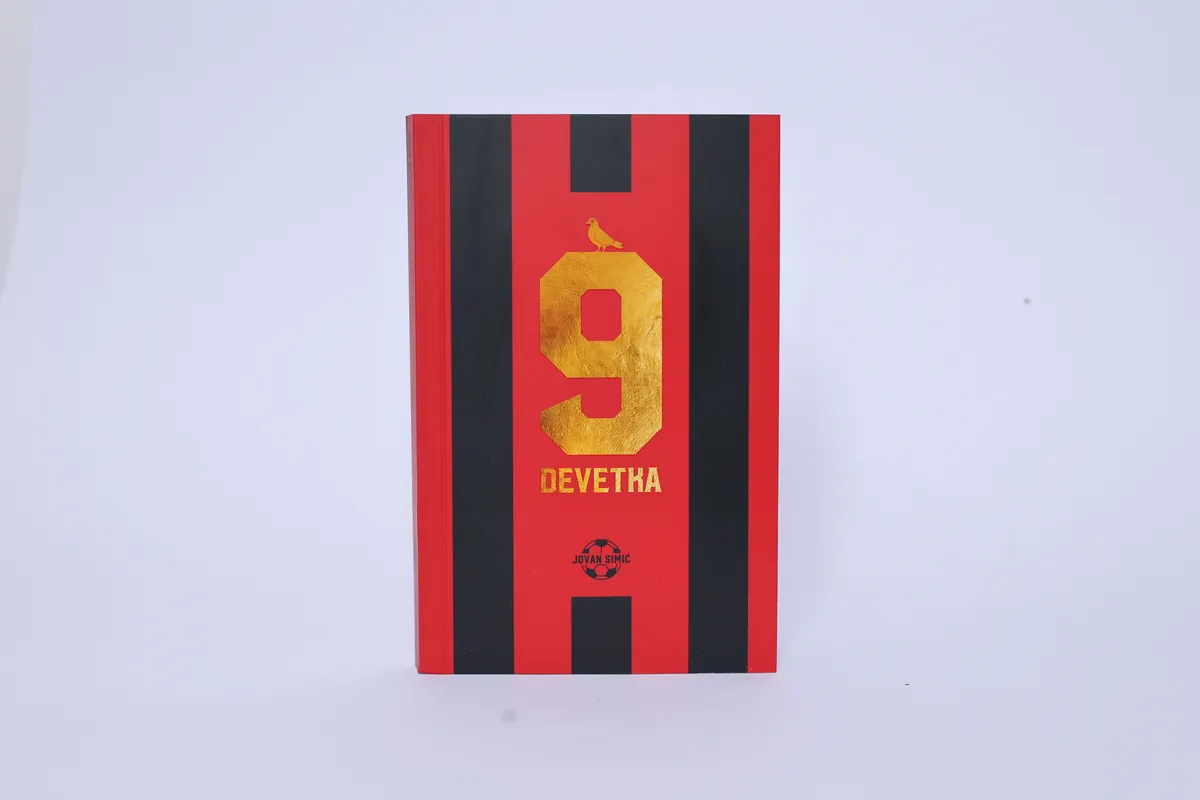 Priča o mentalnom zdravlju, zavisnosti i traumama u svetu fudbala – promocija romana "Devetka" na stadionu “Radomir Antić”