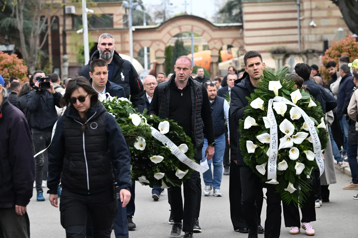 FOTO Emotivne scene na sahrani Duleta Vujoševića: Željko na ivici suza, stigli Peđa Mijatović, košarkaši Dubaija...