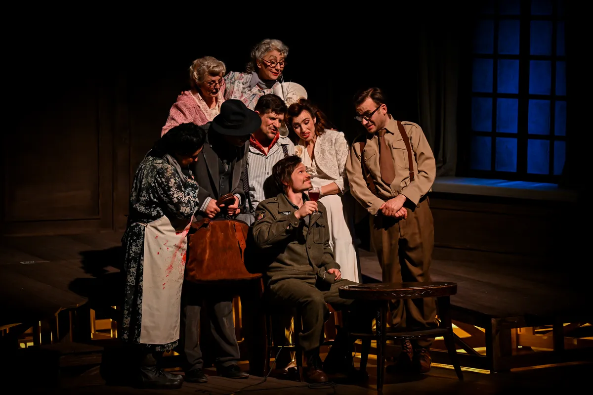 Kako dve starice "oslobađaju" mlade od svih patnji sveta: Novo čitanje "Arsenika i starih čipki" u SNP-u