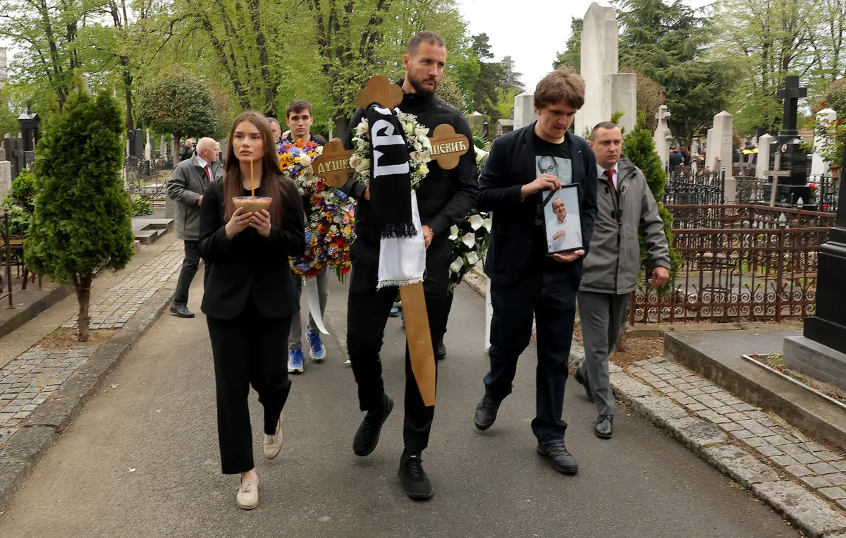 FOTO Lovernj nosio krst na sahrani Duška Vujoševića, kovčeg ponele legende Partizana