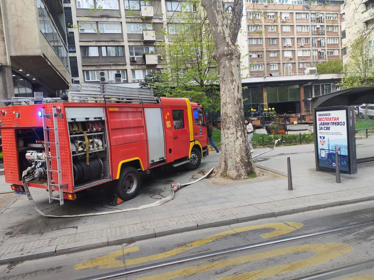 Požar u restoranu u centru Beograda: Vatra buknula u kuhinji FOTO