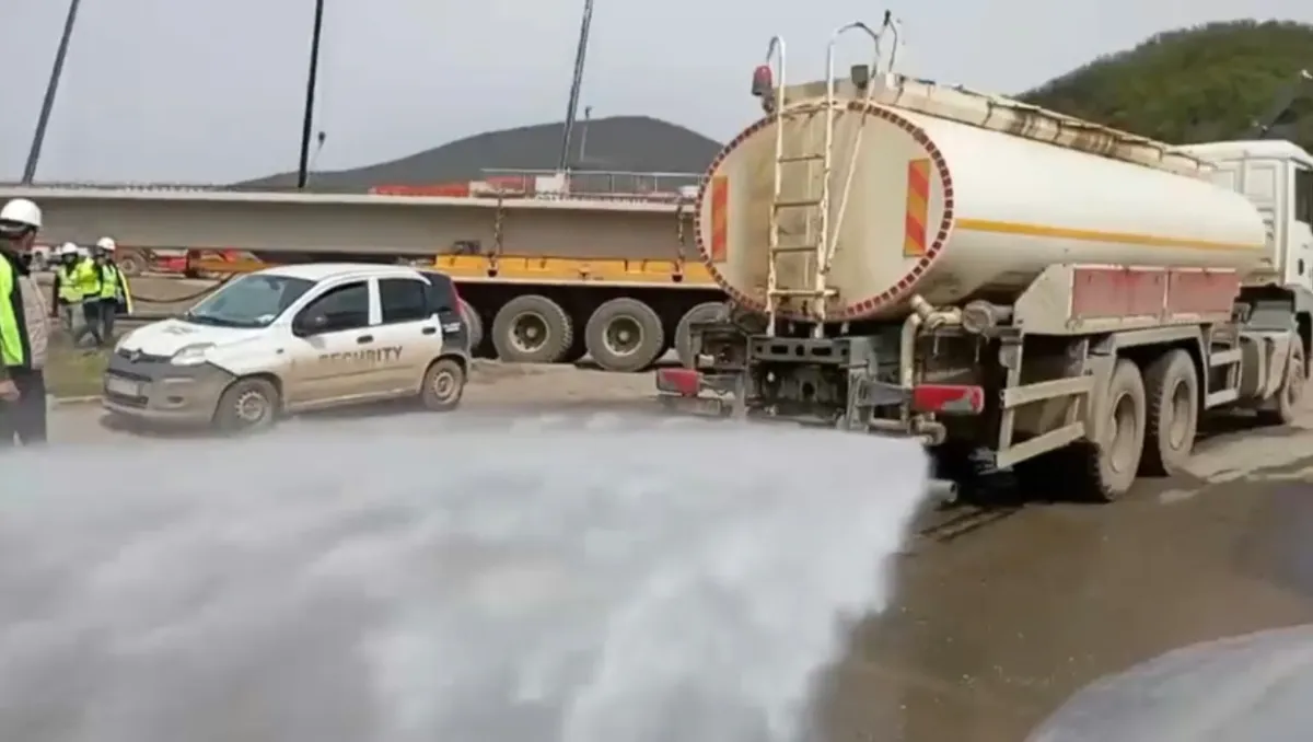 Pun mlaz vode iz cisterne na okupljene na protestu: Žena hospitalizovana, vlasnici parcela i danas na gradilištu VIDEO