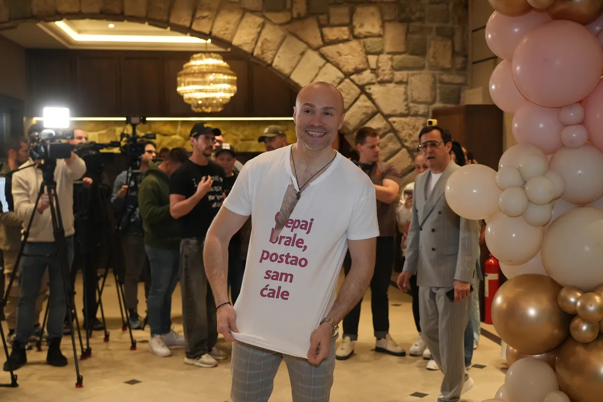 "Hvala vam što ste mi dali moju Kosanu": Aleksandar Sofronijević održao govor tastu i tašti na proslavi povodom rođenja ćerke, evo šta je rekao (VIDEO)