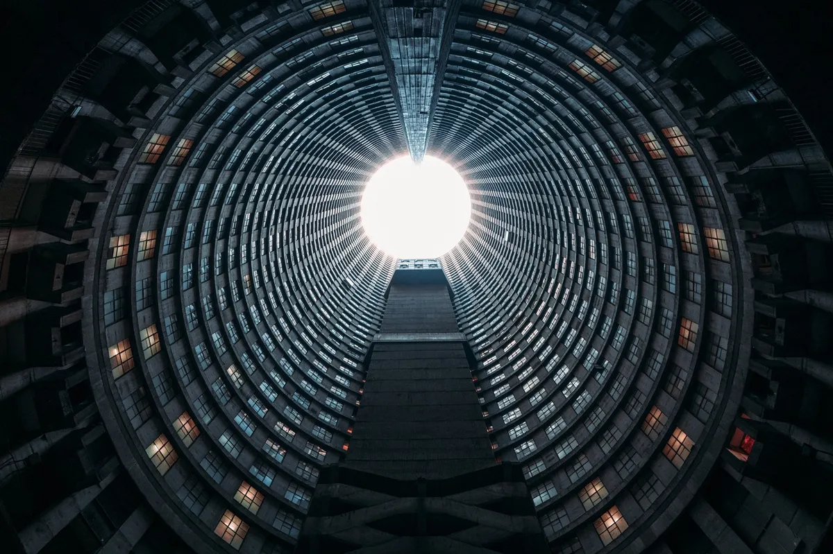 Ima 54 sprata i rupu u centru: Zgrada koja je napravljena za ljude pretvorila se u kulu od koje sve podilazi jeza