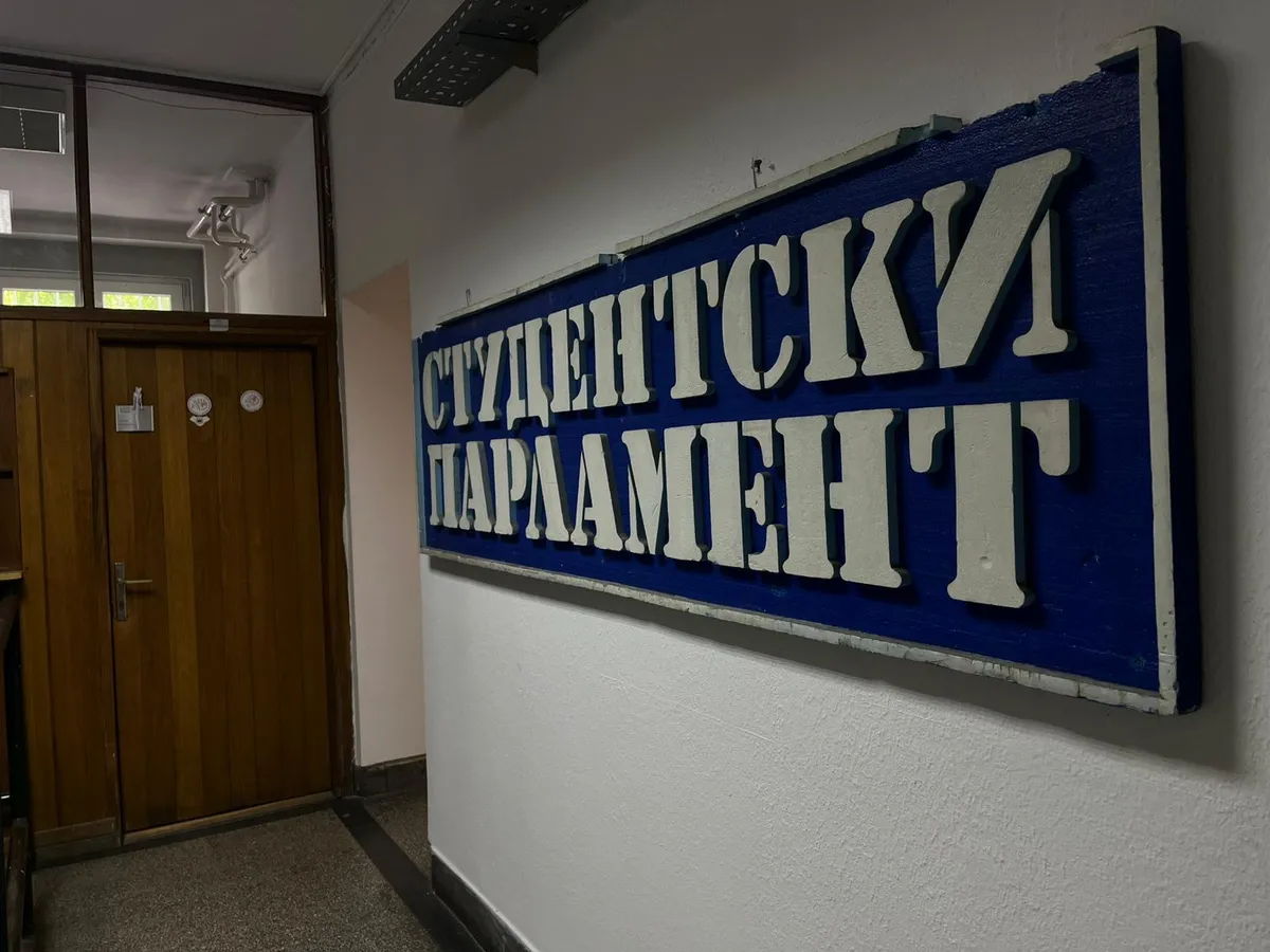 Studenti tvrde: Ovo je osoba koja je predvodila akciju upadanja u Dekanat  Medicinskog fakulteta u ime Zlatibora Lončara FOTO, VIDEO