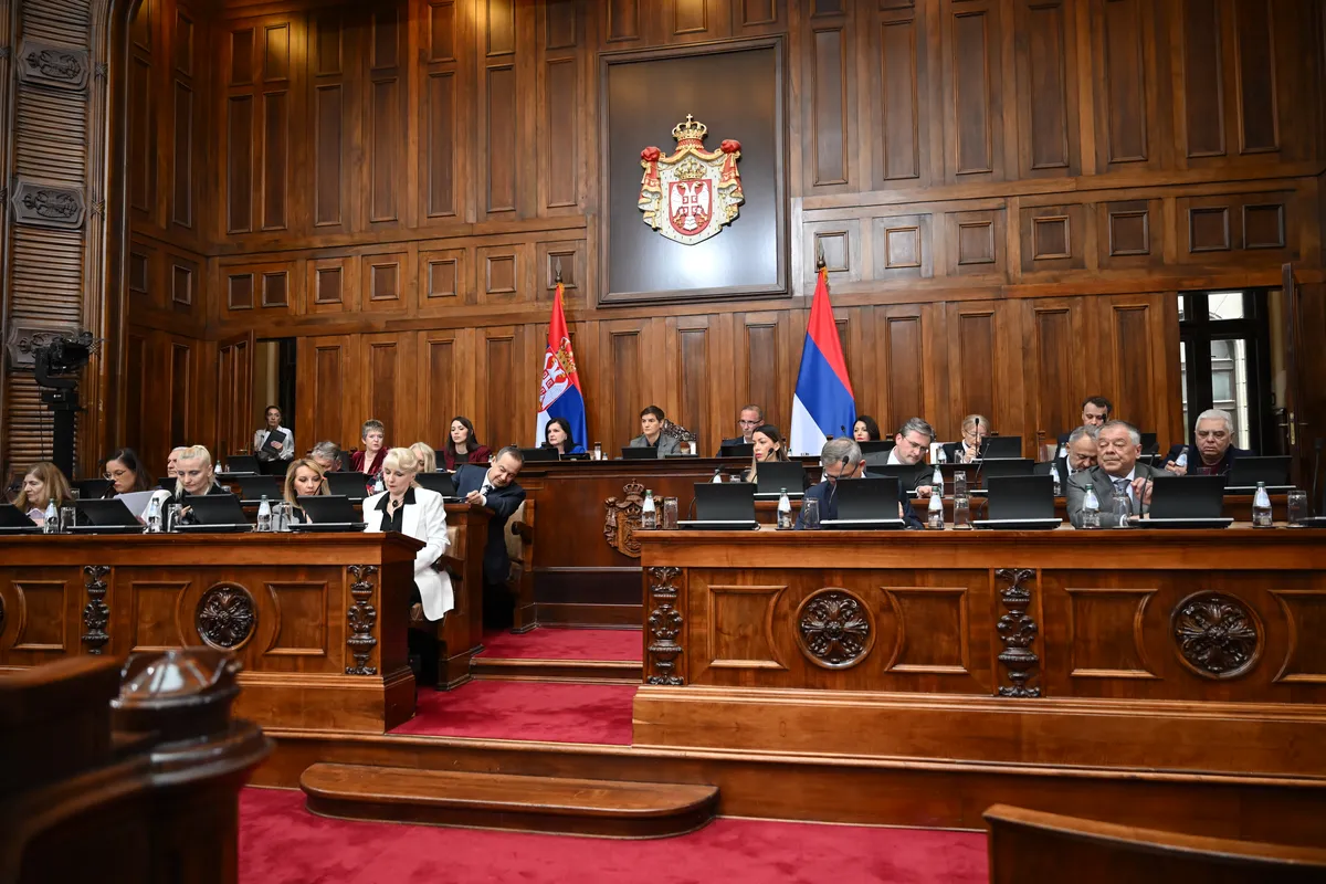 Poslanici raspravljaju o rudarenju, otkazima u Leoniju i spornim izjavama ministara