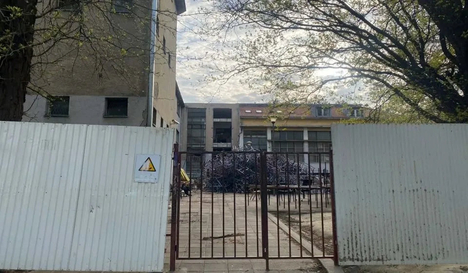 Počinje rušenje stare zgrade Osnovne škole „Miloš Crnjanski“ na Satelitu u Novom Sadu VIDEO