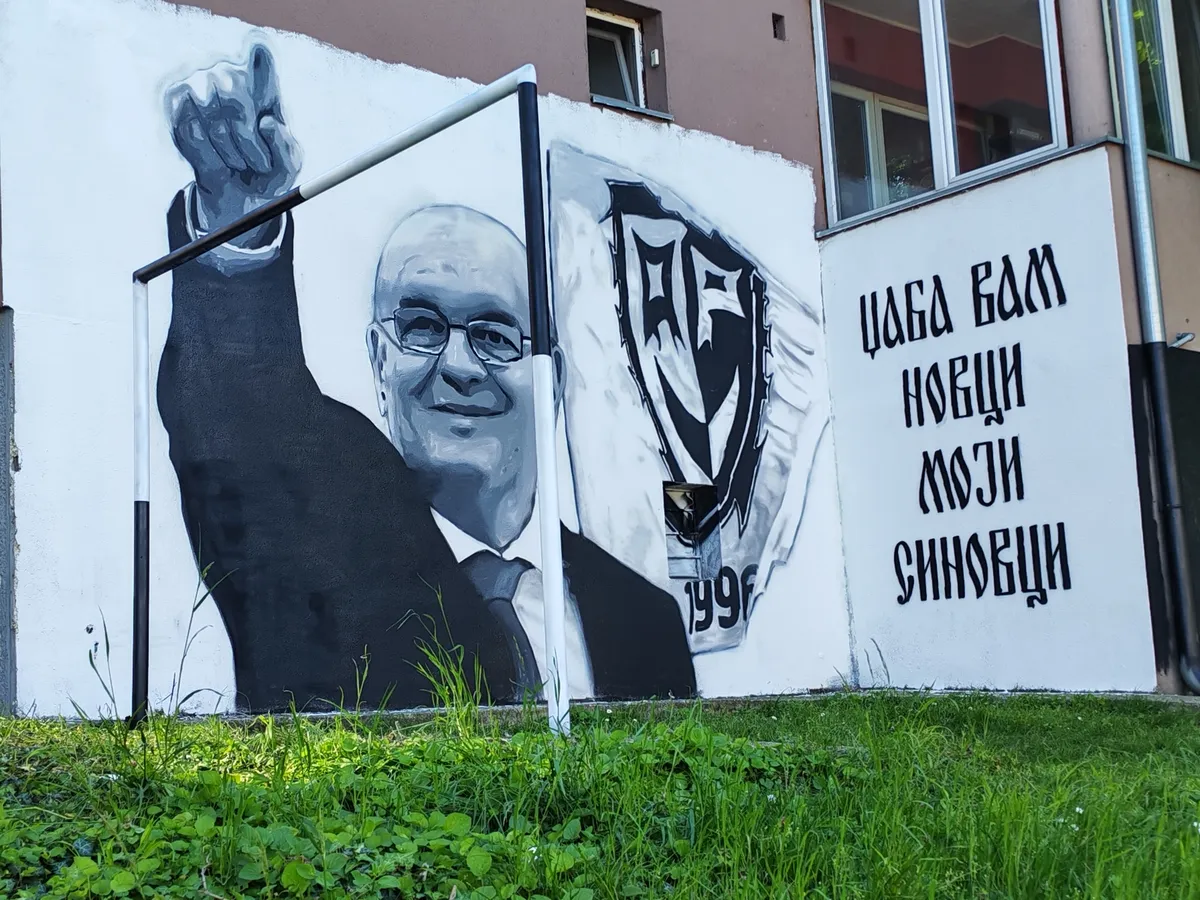 Mural posvećen Dušku Vujoševiću u Beogradu uz citat jedne čuvene pesme