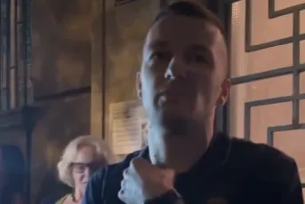 Lekari ispred Regionalne komore u Novom Sadu čekaju rezultate izbora, u prostorije stigla i policija