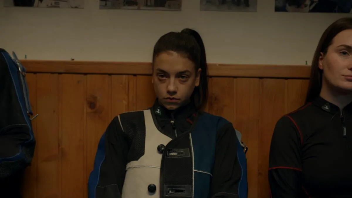 Skoro pa pravo u centar: Kritika serije "Apsolutnih 100"