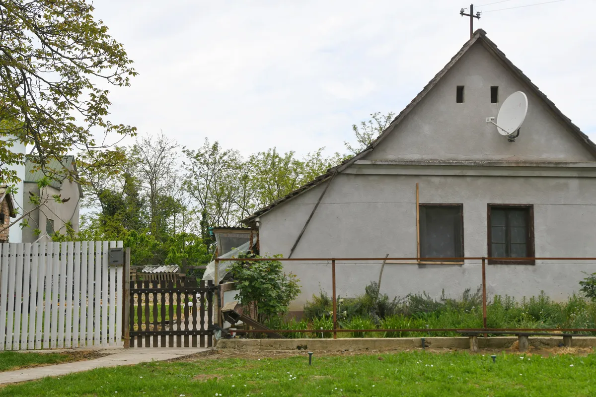 "Policija je celu noć stražarila ispred kapije, znali smo da nešto ne sluti na dobro": Tinejdžer ubio partnera svoje majke, pa telo zapalio u obližnjoj šumi kod Hrtkovaca