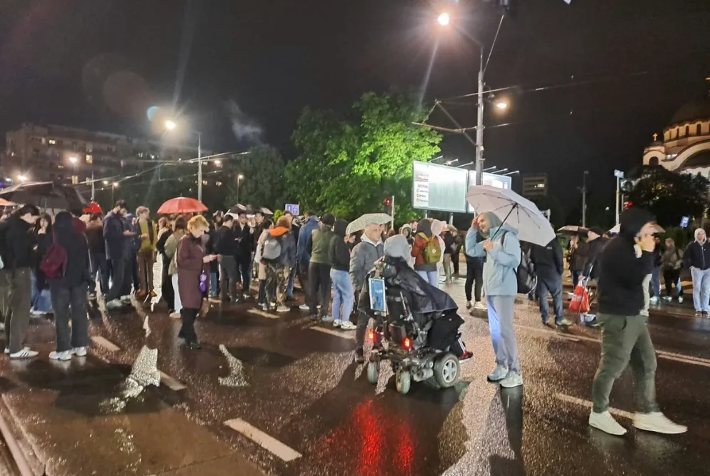 Studenti Medicinskog izašli iz Dekanata: Blokirali Bulevar oslovođenja, tvrde da im je zaprećeno policijom i krivičnim prijavama