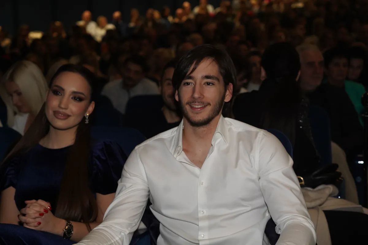 Lepa Sara oduševila elegnacijom: Ovo je devojka Kana Džinovića (FOTO)