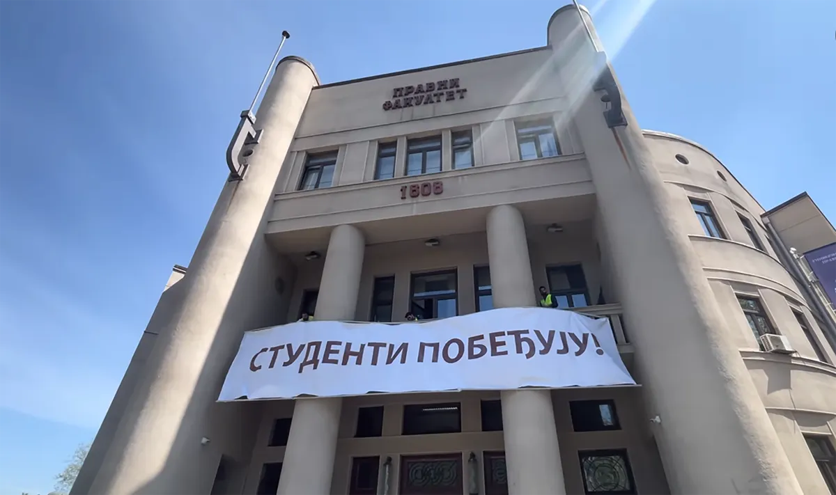 Podignut transparent "Studenti pobeđuju" na ulazu u Pravni: Građani ga ispratili aplauzom i ovacijama FOTO, VIDEO