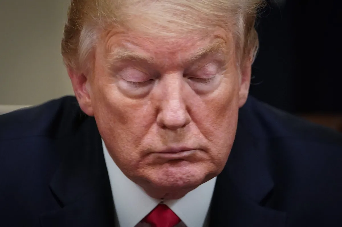 VIDEO Pospani Donald: Izgleda da je Tramp zaspao usred sastanka