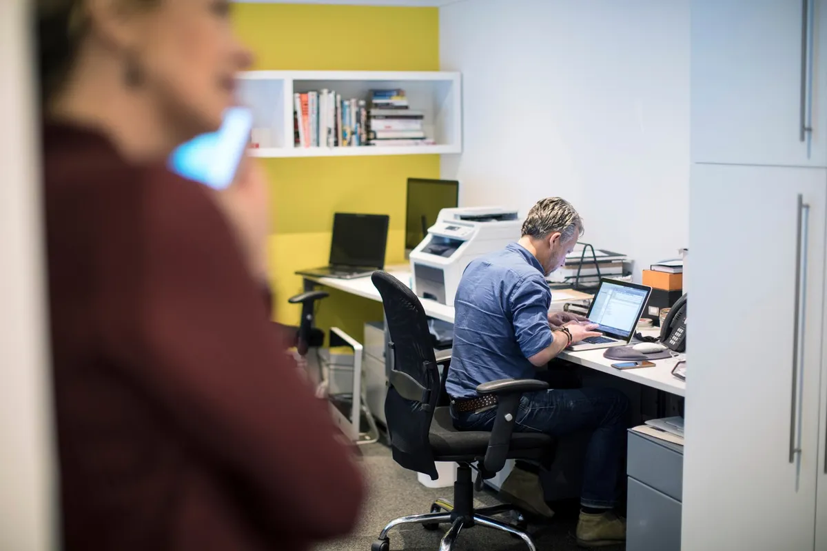 Ako sedite ceo dan na poslu to je kao da ste popušili celu paklu cigareta: Nije rešnje samo da ustanete, lekari kažu da samo ovo pomaže