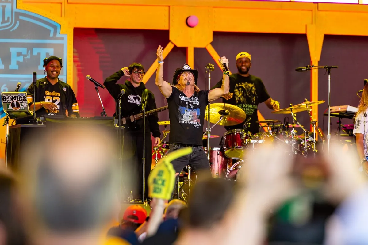 Ko je pevač zbog čijeg povratka je nastala ludnica u SAD: Teška bolest, procureli snimak sa Pamelom i tužba koja je napravila haos VIDEO