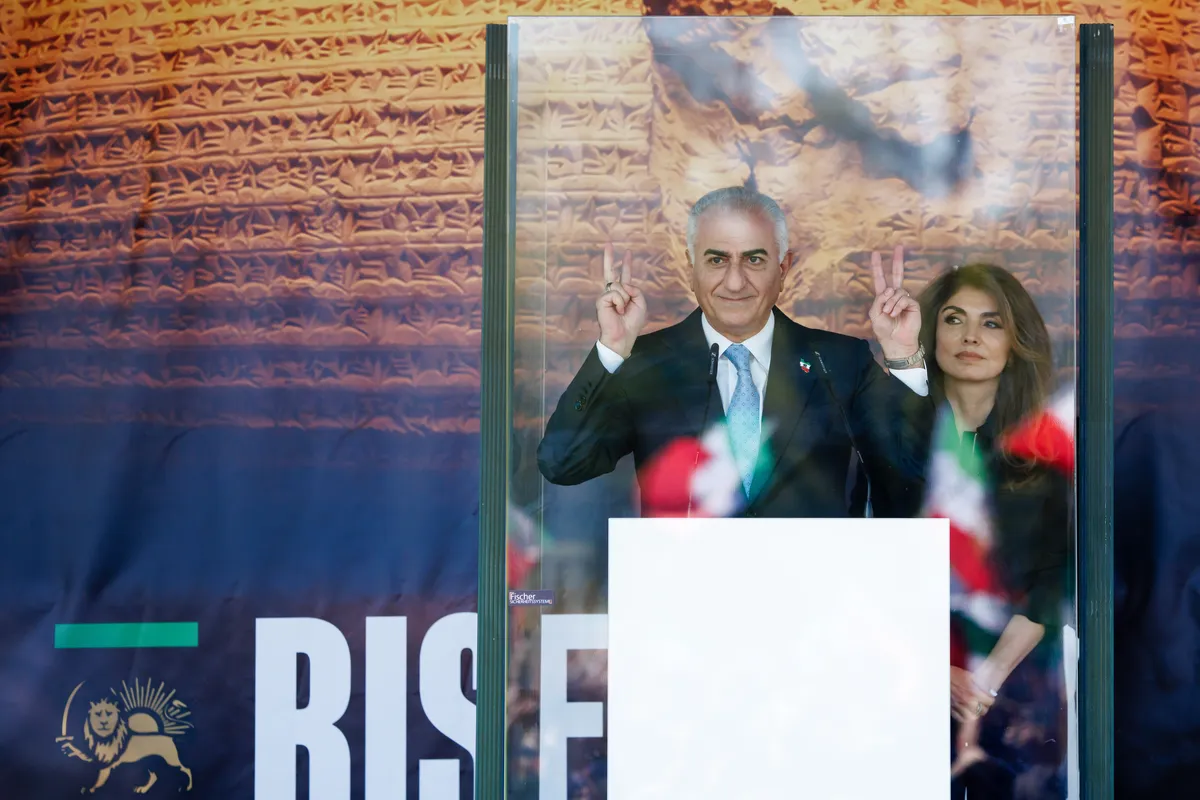 FOTO, VIDEO Nakon što su ga polili sosom od paradajza, Reza Pahlavi govorio iz staklene kutije