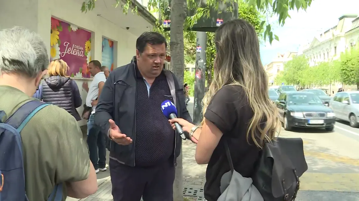 Štandovi SNS i danas u Zemunu: Prisutan i predsednik opštine, optužuje N1 da je doveo glumca Dragana Jovanovića da tuče ljude