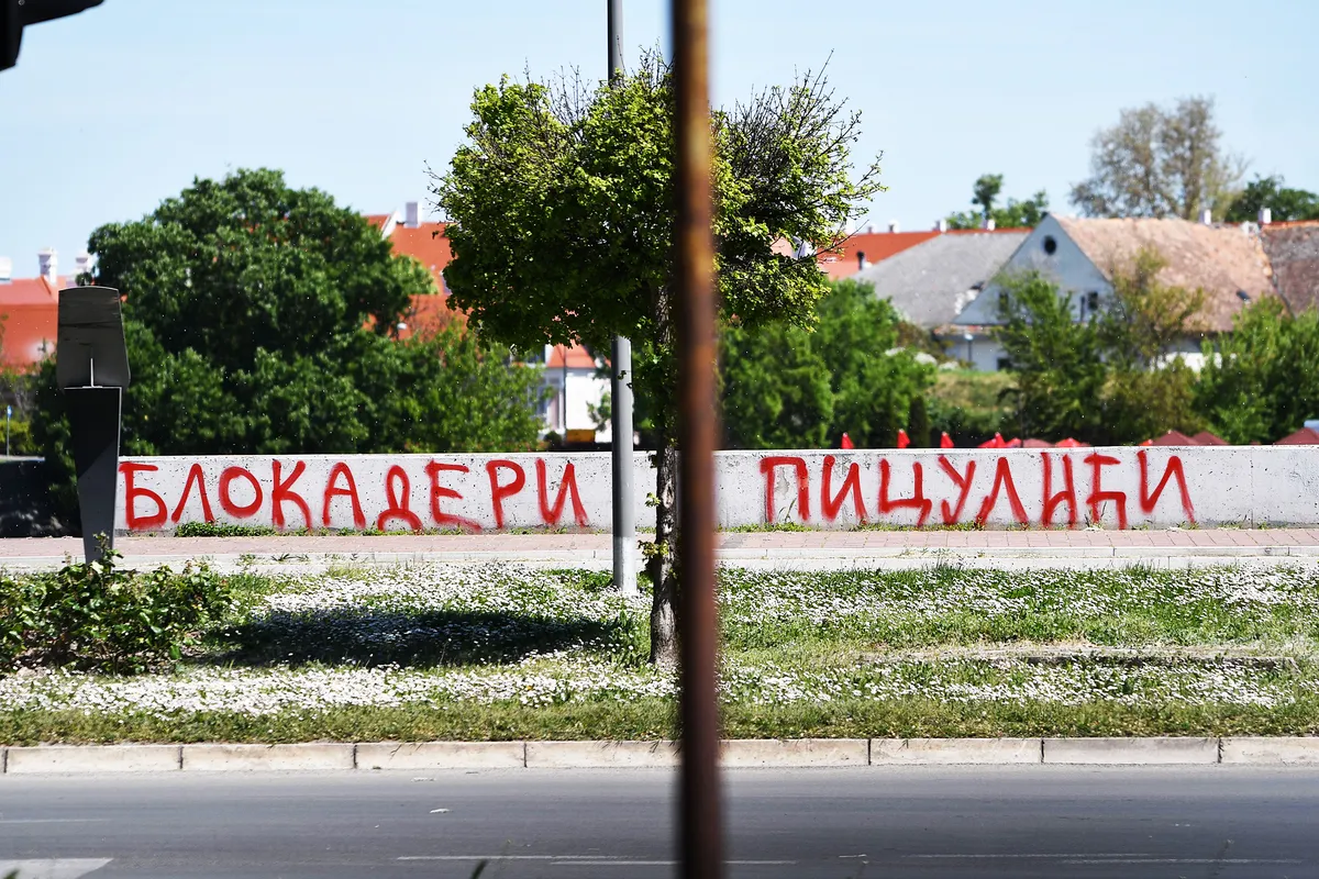 Vojvodina poprište "propagandnog rata": Uvredljiv tranparent i na zgradi žrtava Holokausta