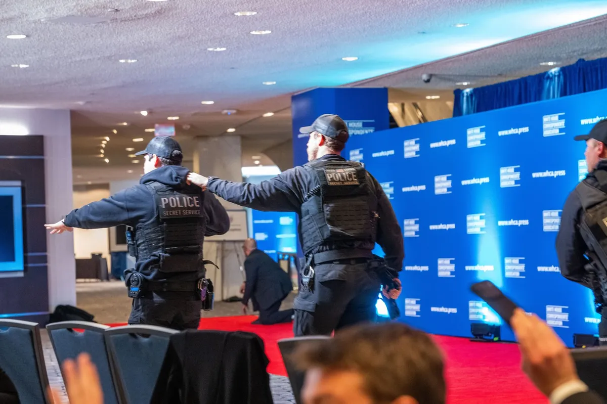 Kako je napadač sa sačmaricom prošao obezbeđenje i ušao u hotel sa Trampom?