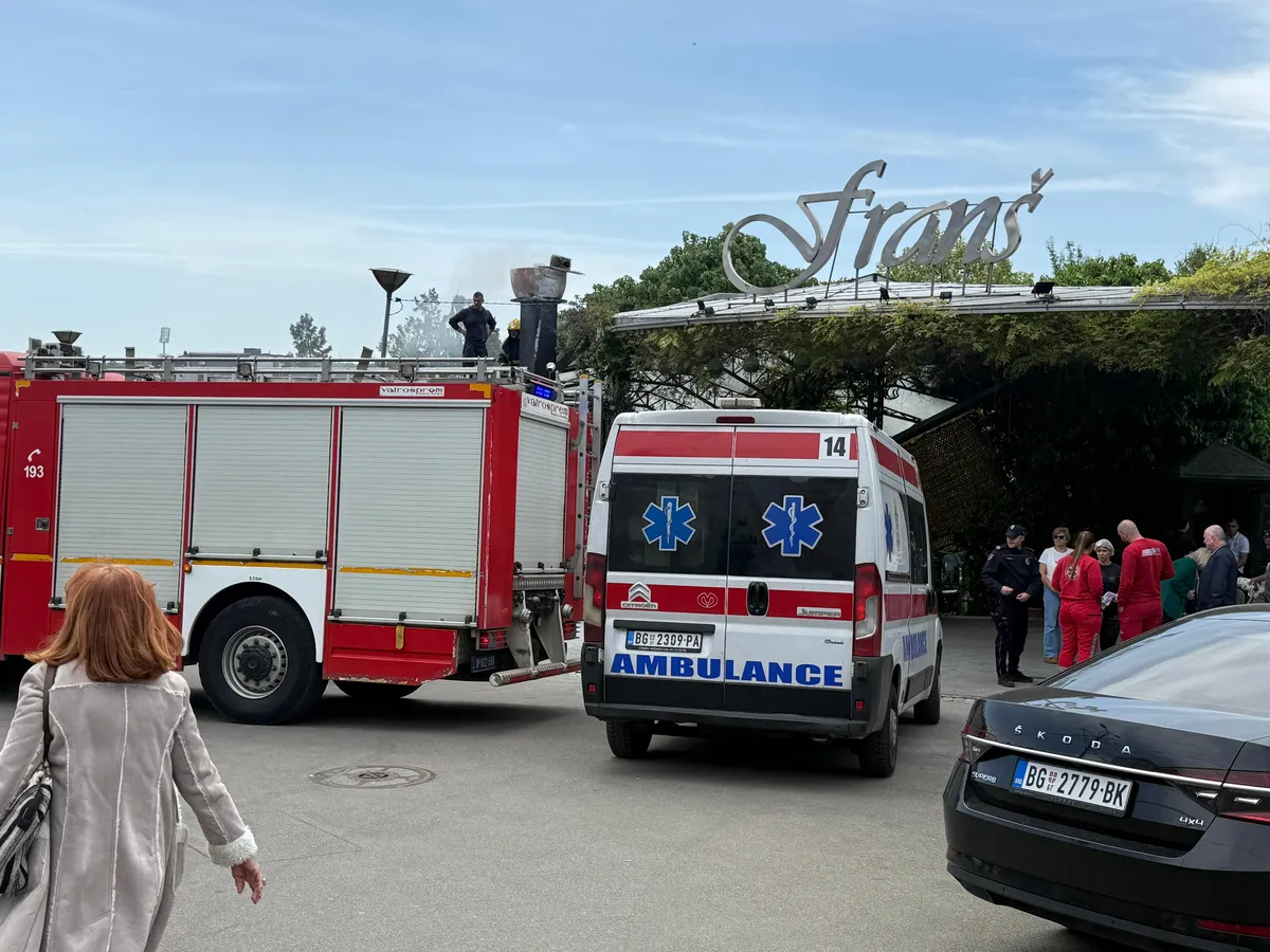 Prve fotografije požara u "Franšu": Goreo ventilacioni otvor, na licu mesta i Hitna pomoć FOTO