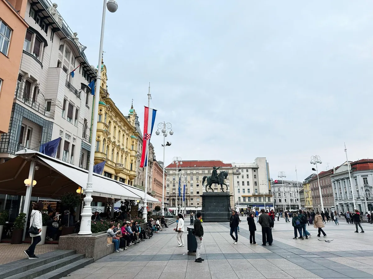 Koliko zarađuje konobarica, a koliko učiteljica: Hrvati otvoreno progovorili o platama, a mi bolje da ćutimo