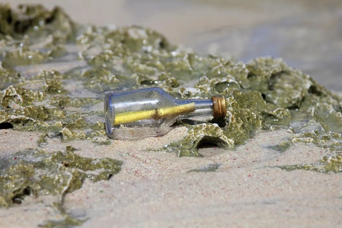 Žena na plaži pronašla poruku u boci - kad je shvatila šta piše, zvala je policiju
