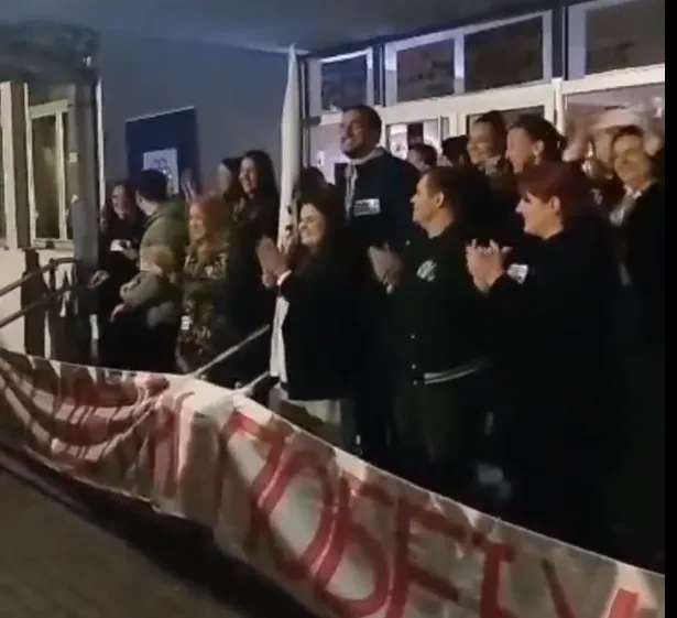 VIDEO Studenti Medicinskog fakulteta u Novom Sadu uz pesmu i kolo proslavljaju pobedu na izborima za studentski parlament