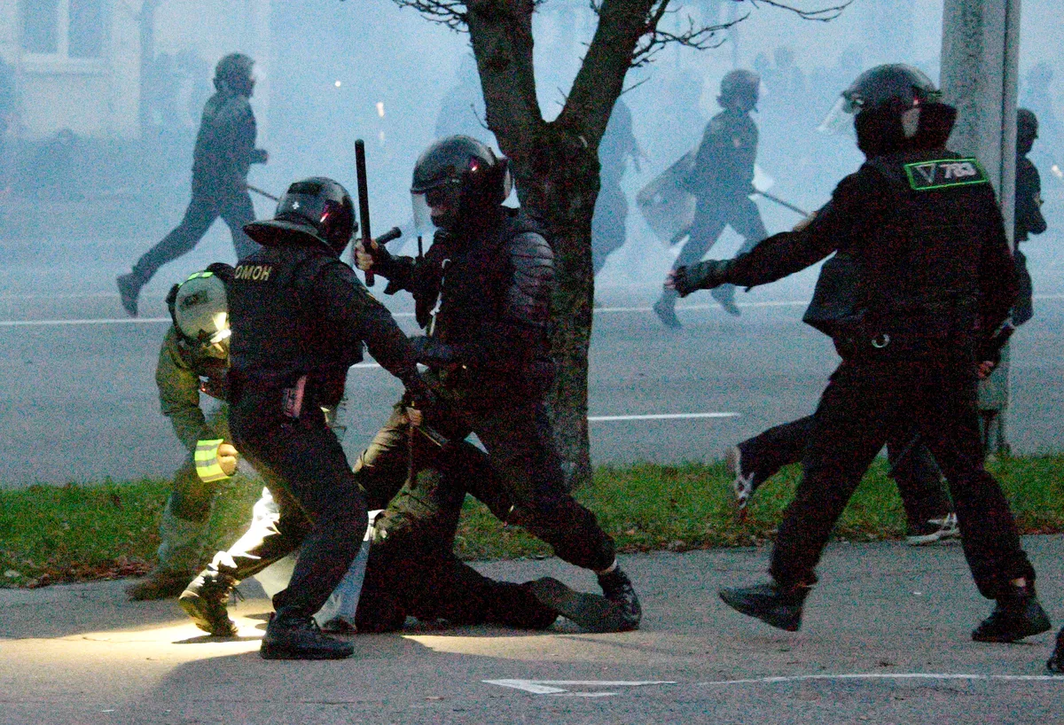 Izveštaj Amnestija: U Srbiji zastrašivanja demonstranata i novinara,vlasti pojačale transfer oružja Izraelu