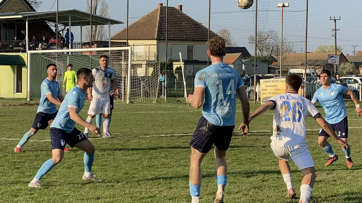 Skandal u Srbiji: Huligani tukli sve redom svime što su mogli da dohvate, više ljudi je povređeno, bilo je i krvavih glava, a utakmica je nastavljena