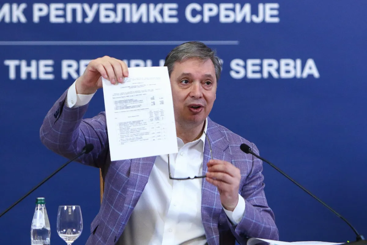 Vučić "analizira" krizu u svetu, a zapravo prati istraživanja javnog mnjenja