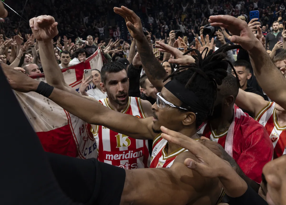 Pogledajte kako su navijači ispratili košarkaše Zvezde, zajedno proslavili pobedu protiv Pariza VIDEO