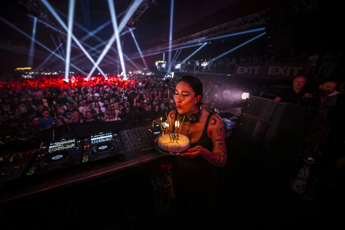 Preko 5500 ljudi pumpalo zajedno sa Indirom Paganotto u prepunom Hangaru na Exitovom No Sleep festivalu