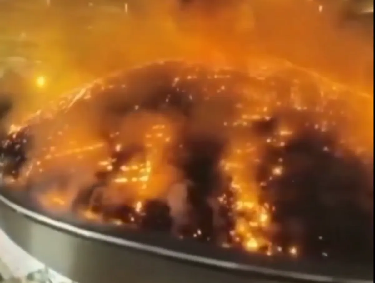 VIDEO Vatra progutala krov čuvene dvorane koju znaju svi na svetu: Pogledajte snimke koji se dele na mrežama