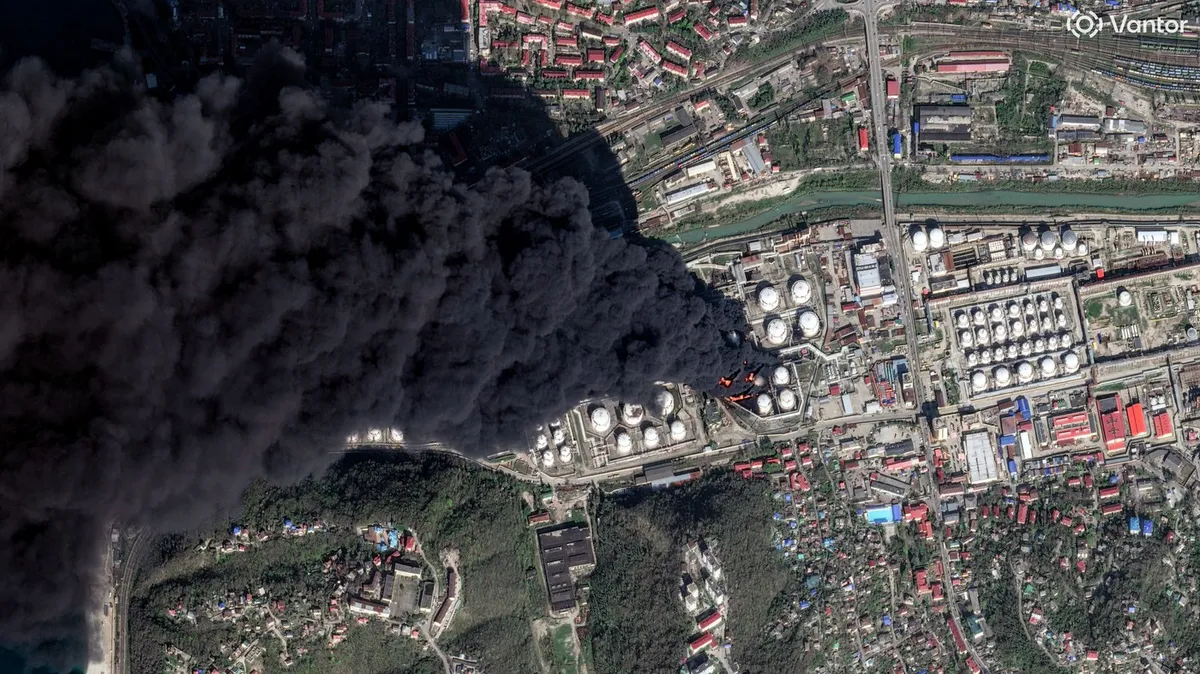 FOTO, VIDEO Dronovi pogodili ruski milionski grad: Luka u plamenu, škole zatvorene, voda nebezbedna