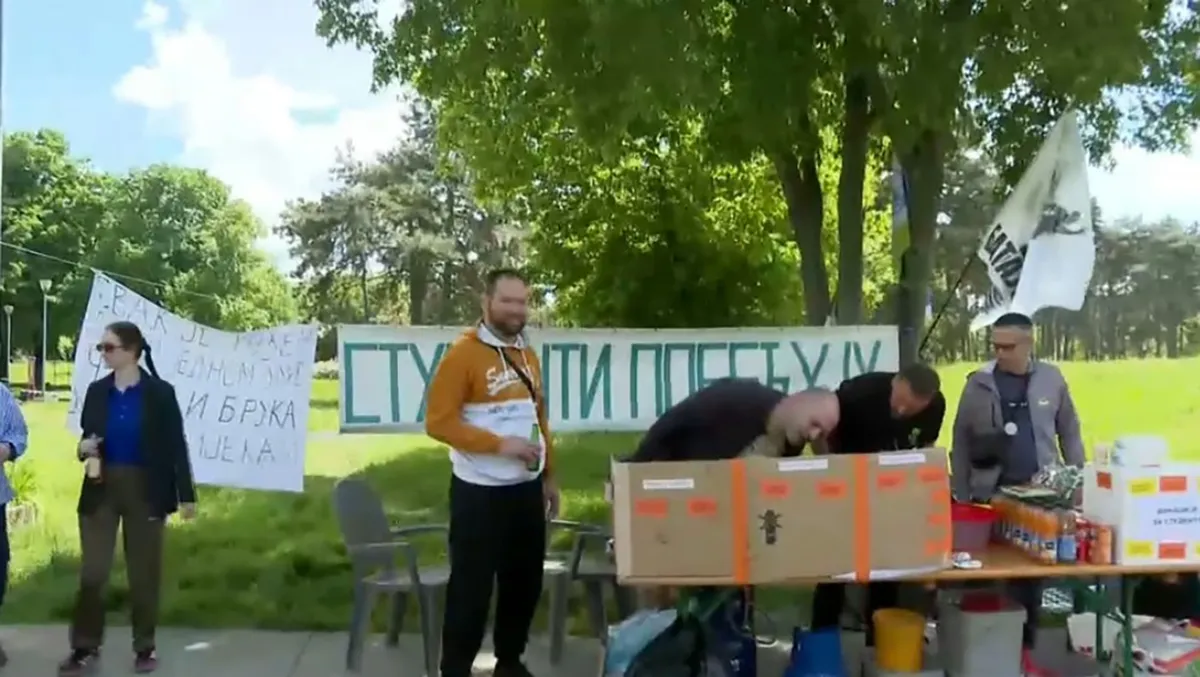 Dok građani roštiljaju kod parka Ušće, policija čuva ogradu VIDEO