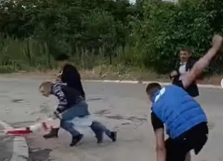 Naprednjaci tukli ljude pred policijom, pa pokušali da otmu transparent "Studenti pobeđuju": Supruga napadnutog muškarca otkriva šta se dešavalo juče na Karaburmi