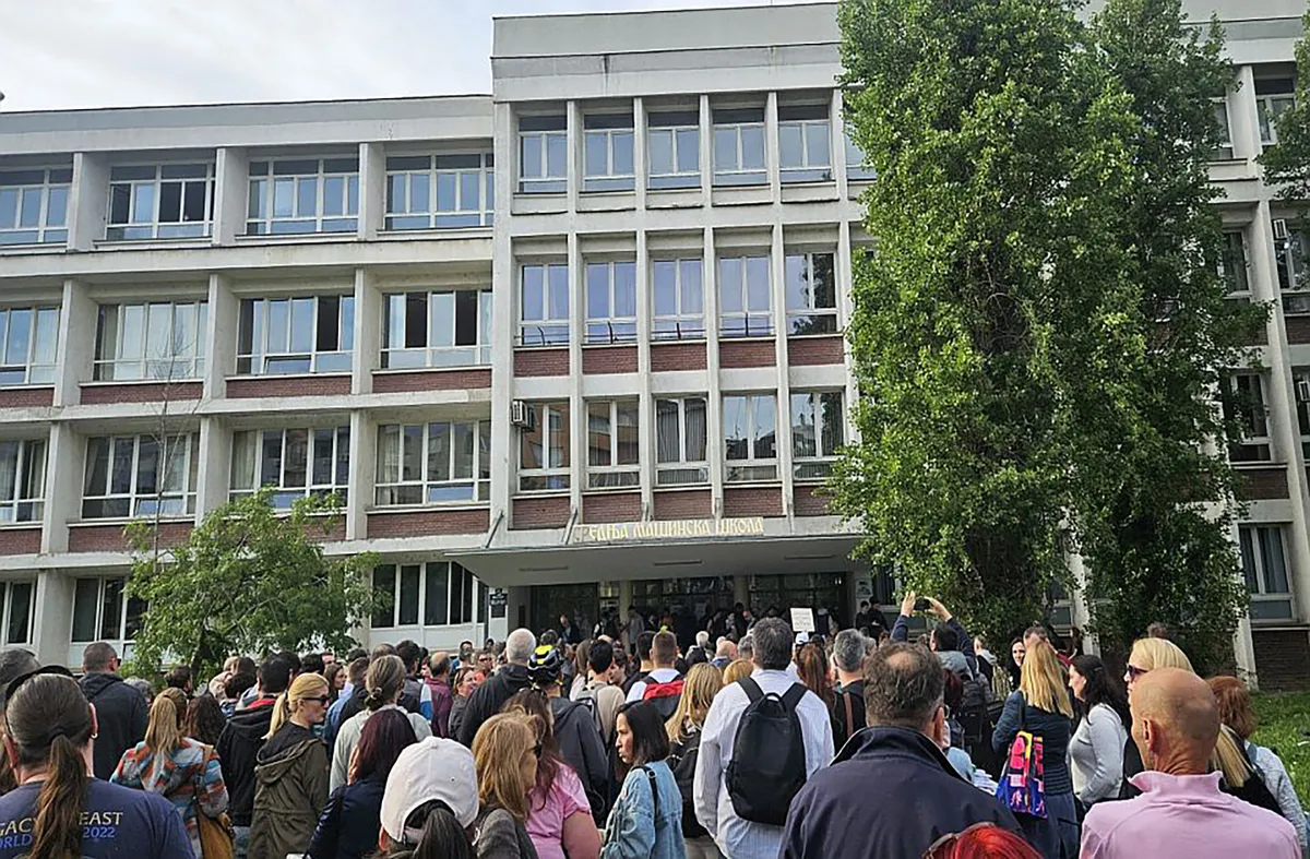 VIDEO Burno na protestu za spas Jovine gimnazije: Direktor zaključao đake u školi, okupljeni roditelji mu skandiraju "Ostavka, ostavka"