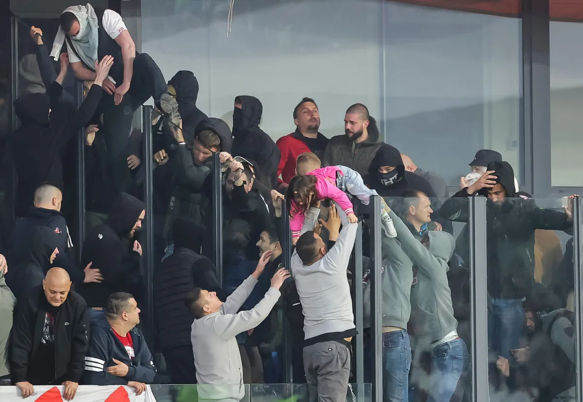 Tragična slika srpskog fudbala: Ljudi prebacuju dete preko ograde jer mu je ugrožena bezbednost FOTO