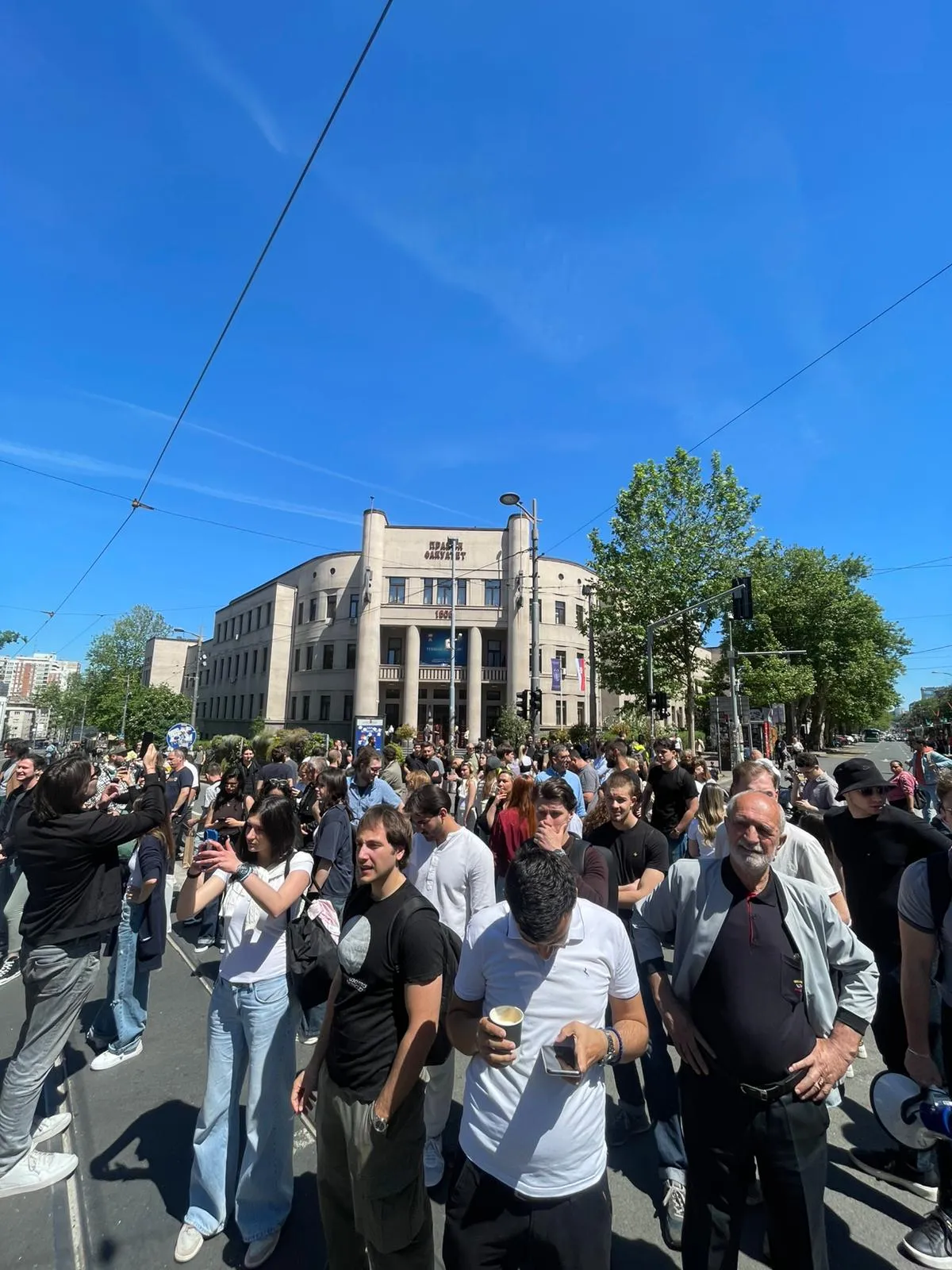 BLOG UŽIVO Teško povređen stariji čovek koji je udaren kolima: Jake policijske snage ispred Pravnog fakulteta, okupljaju se građani