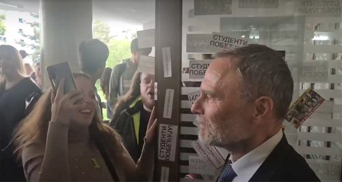 Radivoje Stojković Učenici Jovine zaključani u Mašinskoj, roditelji protestuju ispred škole, direktor kod vrata roditelji_Jovina 01.jpg