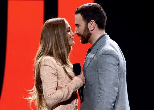 Dženifer Lopez razmenjivala nežnosti sa kolegom na promociji nove komedije: "Od početka smo imali sjajnu hemiju" FOTO/VIDEO