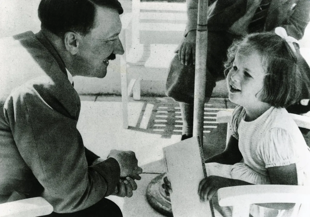 Otac je oženio rođaku, Adolf je u školi pao razred i sa 16 napustio školovanje: Mračni detalji iz Hitlerovog života